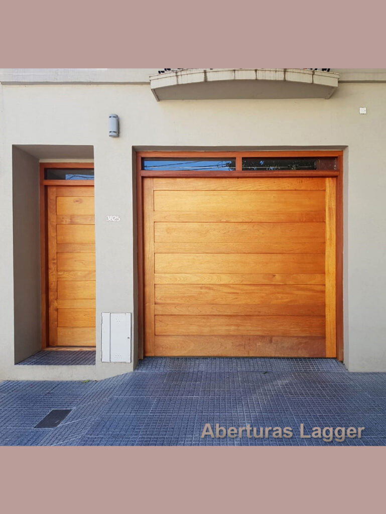Aberturas Lagger - Puerta y portón en cedro boliviano, con tableros y paño fijo superior