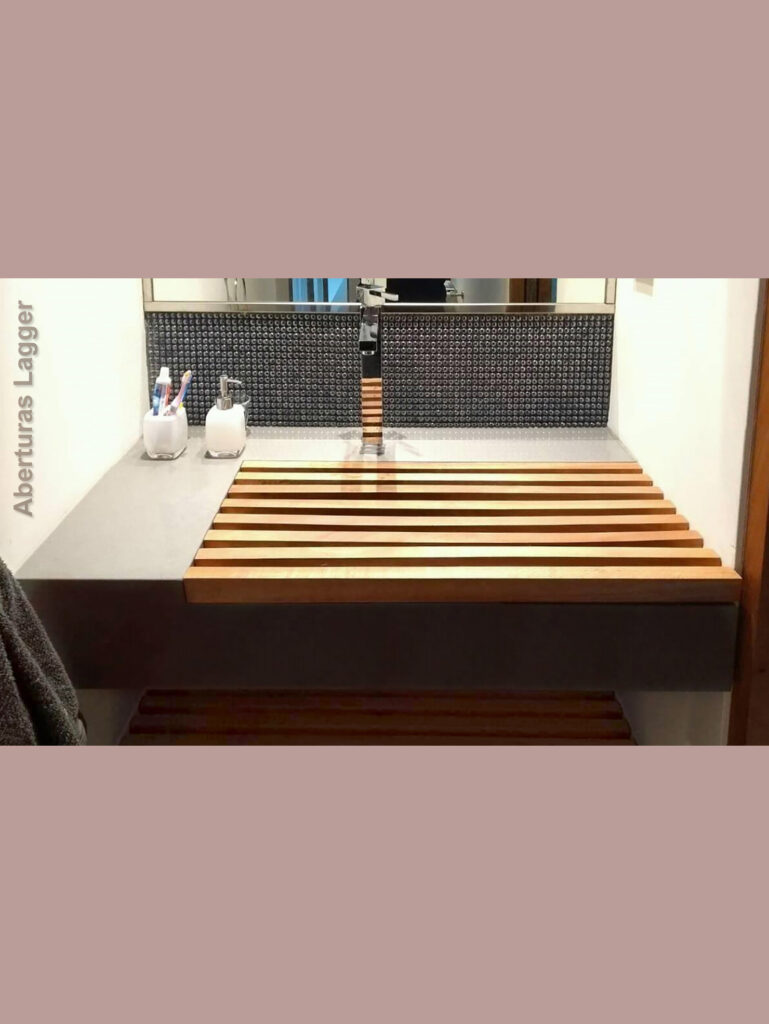 Aberturas Lagger - rejilla de madera sobre mesada para baño._